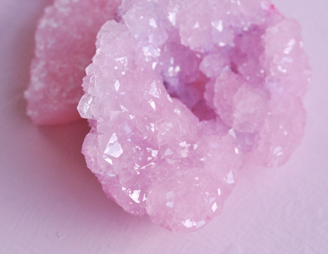 what makes rose quartz pink