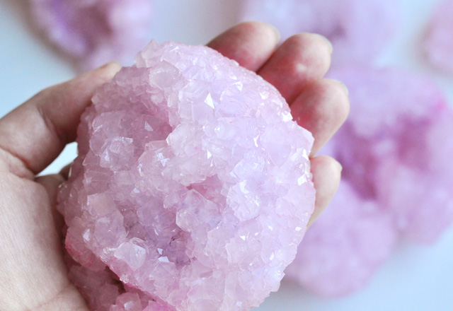 What makes store rose quartz pink